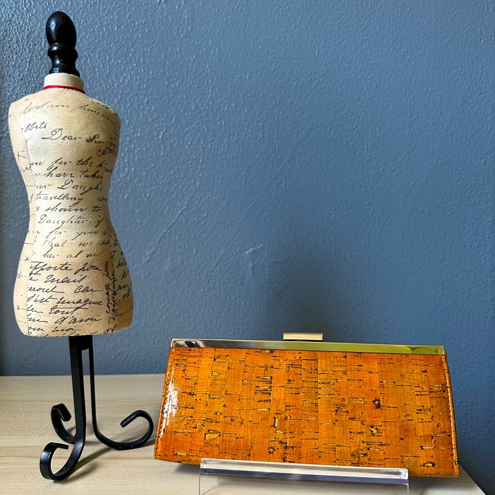 NWOT - THE MANY MOOD OF POPPIE JONES CORK CLUTCH BAG. - Picture 1 of 10